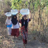 Tiga Kilometer Demi Air, Warga Situbondo Rela Meniti Jalan Terjal untuk Isi Galon