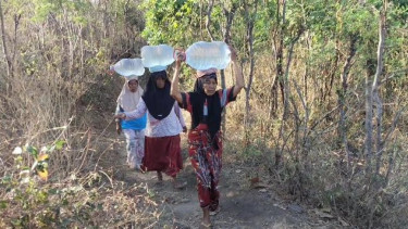 Tiga Kilometer Demi Air, Warga Situbondo Rela Meniti Jalan Terjal untuk Isi Galon