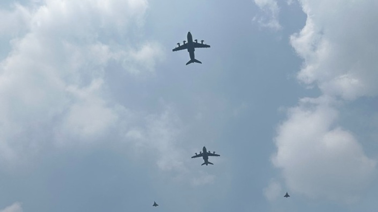 81 Pesawat dan Helikopter Unjuk Kekuatan di Gladi HUT RI, Prasetyo: Manuver Heli Bikin Deg-degan
            - galeri foto