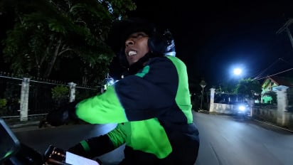 Ngakak! Viral Niatnya Ojol ini Mau Jemput Penumpang Malah Kejatuhan Ular, Endingnya Bikin Ngeselin