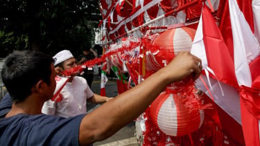 Lensa Berbicara: Penjualan Pernak-pernik Kemerdekaan Lesu, Omzet Pedagang Turun Drastis