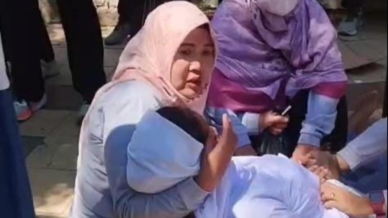 Bergelimpangan, Sejumlah Peserta Gerak Jalan HUT Ke-81 RI di Pamekasan Pingsan
            - galeri foto