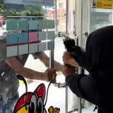 Adegan Dramatis yang Menegangkan, Viral Pegawai Minimarket Tahan Pintu saat Digedor Pria Diduga ODGJ
