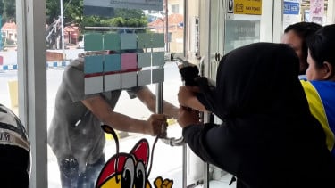 Adegan Dramatis yang Menegangkan, Viral Pegawai Minimarket Tahan Pintu saat Digedor Pria Diduga ODGJ