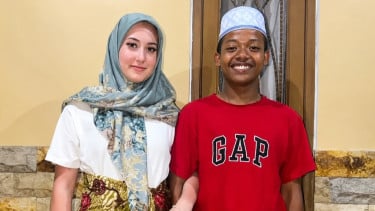 Jomblo Jangan Iri! Viral Bule Cantik Eropa ini Rela Terbang Jauh-jauh Demi Temui Pemuda Lombok yang Dicintainya