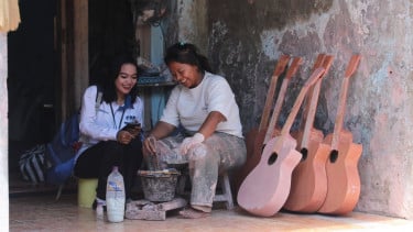 Kisah UMKM Pengrajin Gitar Bangkit Membangun Usahanya