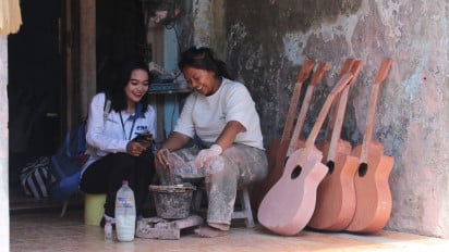 Kisah UMKM Pengrajin Gitar Bangkit Membangun Usahanya