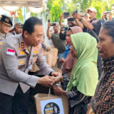 Polri Hadir untuk Rakyat, Kapolda NTT Serahkan 100 Paket Bantuan untuk Korban Gempa Sikka