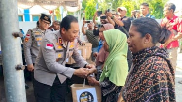 Polri Hadir untuk Rakyat, Kapolda NTT Serahkan 100 Paket Bantuan untuk Korban Gempa Sikka