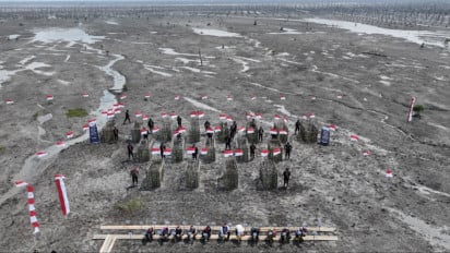 Pulihkan Wilayah Terdampak Abrasi, Ekspedisi Merah Putih Polda Riau Tanam Mangrove