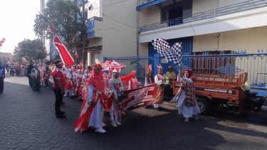 Pawai HUT ke-81 RI di SD Muhlas Surabaya, Siswa Tampil dengan Kostum Daur Ulang