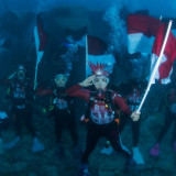 Ketika Merah Putih Berkibar di Dasar Laut Pulau Biak, Papua untuk Mengingat Sejarah Penting Indonesia