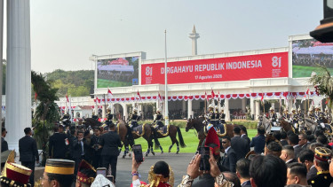81 Pasukan Berkuda dan 76 Busana Nusantara Meriahkan Kirab Bendera Pusaka