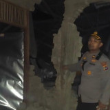 Detik-detik Polisi Sikka Berhasil Evakuasi Warga yang Terisilolasi Dampak Gempa NTT