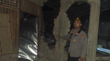 Detik-detik Polisi Sikka Berhasil Evakuasi Warga yang Terisilolasi Dampak Gempa NTT