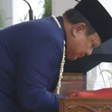 Momen Prabowo Cium Bendera Merah Putih sebelum Diserahkan ke Pembawa Baki