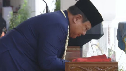 Momen Prabowo Cium Bendera Merah Putih sebelum Diserahkan ke Pembawa Baki