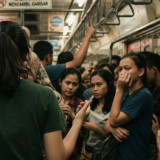 Viral Wanita Berkaus Hijau Bikin Gaduh di KRL, Teriak hingga Pukul Penumpang, KAI Ambil Tindakan Tegas