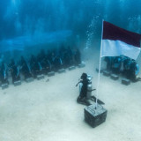 Upacara HUT ke-81 RI di Bawah Laut Sulawesi Utara, PTK Kibarkan Merah Putih hingga Transplantasi Terumbu Karang