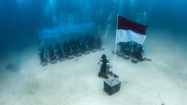 Upacara HUT ke-81 RI di Bawah Laut Sulawesi Utara, PTK Kibarkan Merah Putih hingga Transplantasi Terumbu Karang