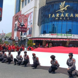 Unik, Bendera Merah Putih 17 Meter Dibentangkan di Tarakan
