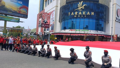 Unik, Bendera Merah Putih 17 Meter Dibentangkan di Tarakan