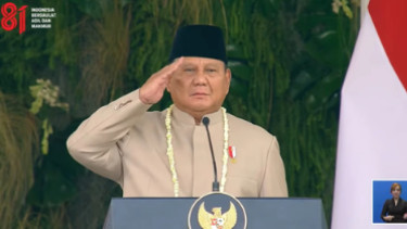 Prabowo Kenakan Baju Adat Betawi saat Pimpin Penurunan Bendera HUT 81 RI di Istana