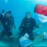 Peringati HUT Ke-81 Kemerdekaan RI, TNI AL kibarkan bendera di bawah laut