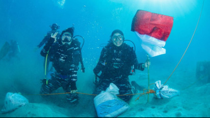 Peringati HUT Ke-81 Kemerdekaan RI, TNI AL kibarkan bendera di bawah laut