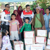 Dirut Pertamina Terjun Langsung di Lokasi Gempa Flores, Salurkan Bantuan dan Pimpin Upacara HUT ke-81 RI