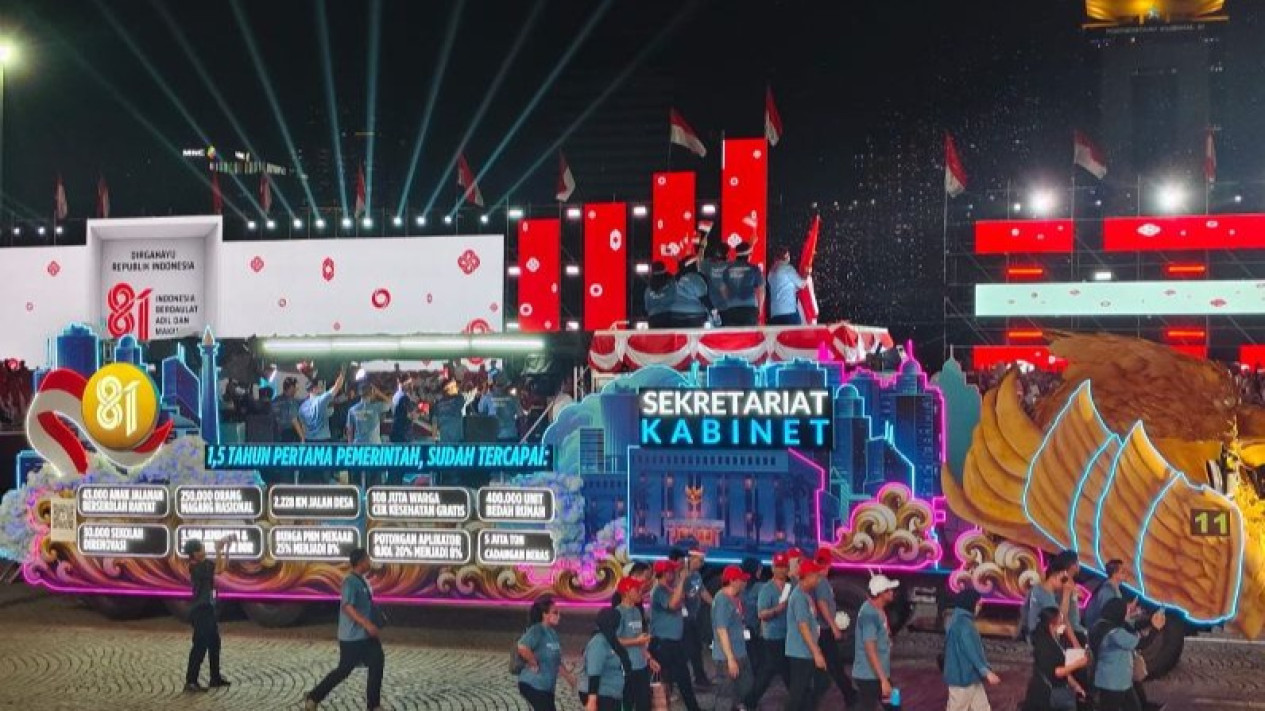 Seskab Teddy Ikuti Karnaval Monas, Mobil Setkab Usung Tema Garuda Pandu Nawasena
            - galeri foto