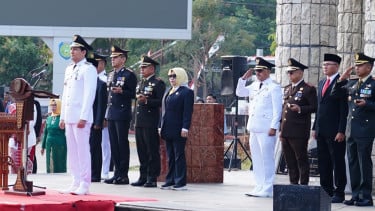 Tak Ada Kursi VIP di Upacara HUT RI, Lucky Hakim Ajak Pejabat Berdiri Kepanasan Bareng Warga