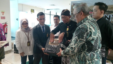 Bantuan 1 Ton untuk Korban Gempa NTT Diberangkatkan dari Bandara Juanda
