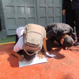 Sembilan Warga Binaan Lapas Banyuwangi Sujud Syukur, Bebas di HUT ke-81 RI