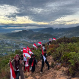 Semangat Peringati HUT ke-81 RI, Warga Paniai Berbondong-bondong Kibarkan Merah Putih di Bukit Gobairo