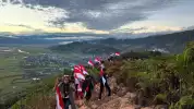 Semangat Peringati HUT ke-81 RI, Warga Paniai Berbondong-bondong Kibarkan Merah Putih di Bukit Gobairo
