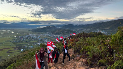 Semangat Peringati HUT ke-81 RI, Warga Paniai Berbondong-bondong Kibarkan Merah Putih di Bukit Gobairo