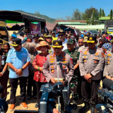 Tinjau Lokasi Terdampak dan Pengungsian, Kapolri Pastikan Polri Prioritaskan Keselamatan Masyarakat dalam Penanganan Gempa NTT