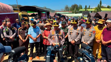 Tinjau Lokasi Terdampak dan Pengungsian, Kapolri Pastikan Polri Prioritaskan Keselamatan Masyarakat dalam Penanganan Gempa NTT