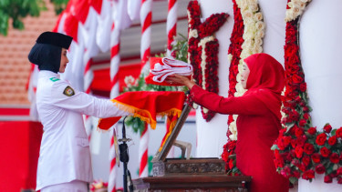 Ribuan Warga Ikuti Upacara Penurunan Bendera HUT ke-81 RI, Gubernur Khofifah: Cerminan Kuatnya Nasionalisme dan Cinta Tanah Air