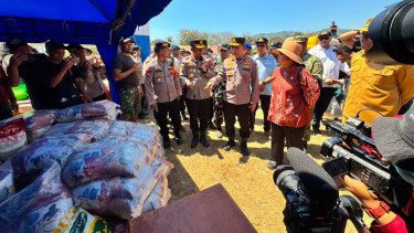 Polri Perkuat Penanganan Gempa NTT, Kapolri Tinjau Lokasi Terdampak dan Serahkan Bantuan