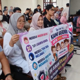 Kompak Kawal Sidang Perdana Daycare Little Aresha, Orang Tua Korban Kenakan Pin dan Bentangkan Spanduk