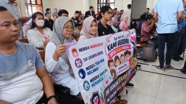 Kompak Kawal Sidang Perdana Daycare Little Aresha, Orang Tua Korban Kenakan Pin dan Bentangkan Spanduk