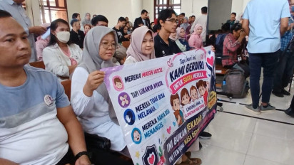 Kompak Kawal Sidang Perdana Daycare Little Aresha, Orang Tua Korban Kenakan Pin dan Bentangkan Spanduk