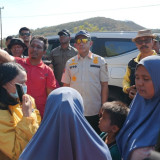 Momen Rombongan Mendagri Tito Karnavian Disetop Ibu-ibu Korban Gempa di Nagekeo NTT