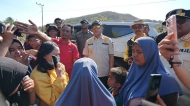 Momen Rombongan Mendagri Tito Karnavian Disetop Ibu-ibu Korban Gempa di Nagekeo NTT