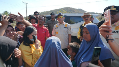 Momen Rombongan Mendagri Tito Karnavian Disetop Ibu-ibu Korban Gempa di Nagekeo NTT