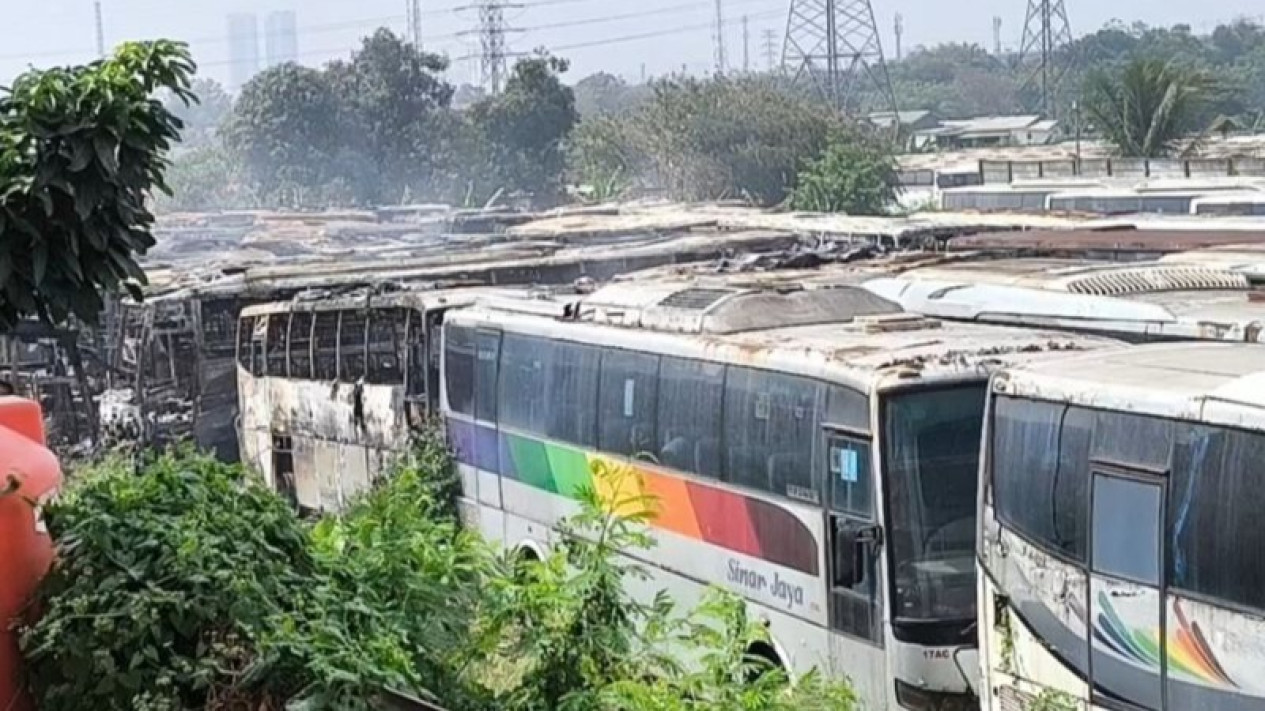 Kebakaran Hebat Melanda PO Sinar Jaya di Cikarang, 50 Bus Terparkir Berdempetan Ludes Terbakar
            - galeri foto