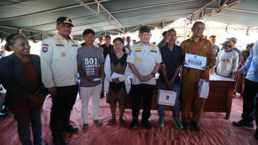 Lanjutkan Peninjauan, Mendagri Tito Karnavian Menyerahkan Bantuan Duka di Desa Waekokak Nagekeo