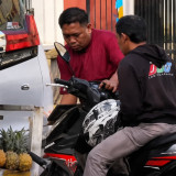 Bikin Geleng-geleng Kepala, Viral Sopir Alphard Rusak Motor Ojol Pakai Batu Gegara Spion Mobil Tersenggol
